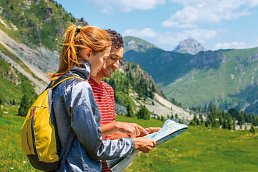 Paar schaut in die Routenkarte