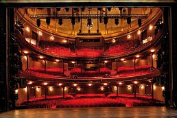 Raimund Theater, Aufführung 