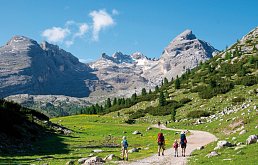 Familienwanderung in den Dolimiten