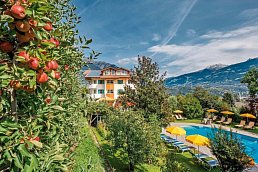 Außenansicht mit Pool