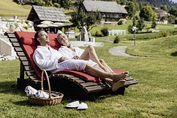 Paar liegt in der Sonne