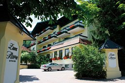 Hoteleinfahrt und Außenansicht