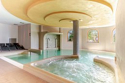 Innenpool mit Whirlpool