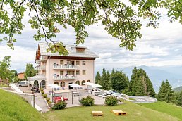 Hotelansicht mit Garten